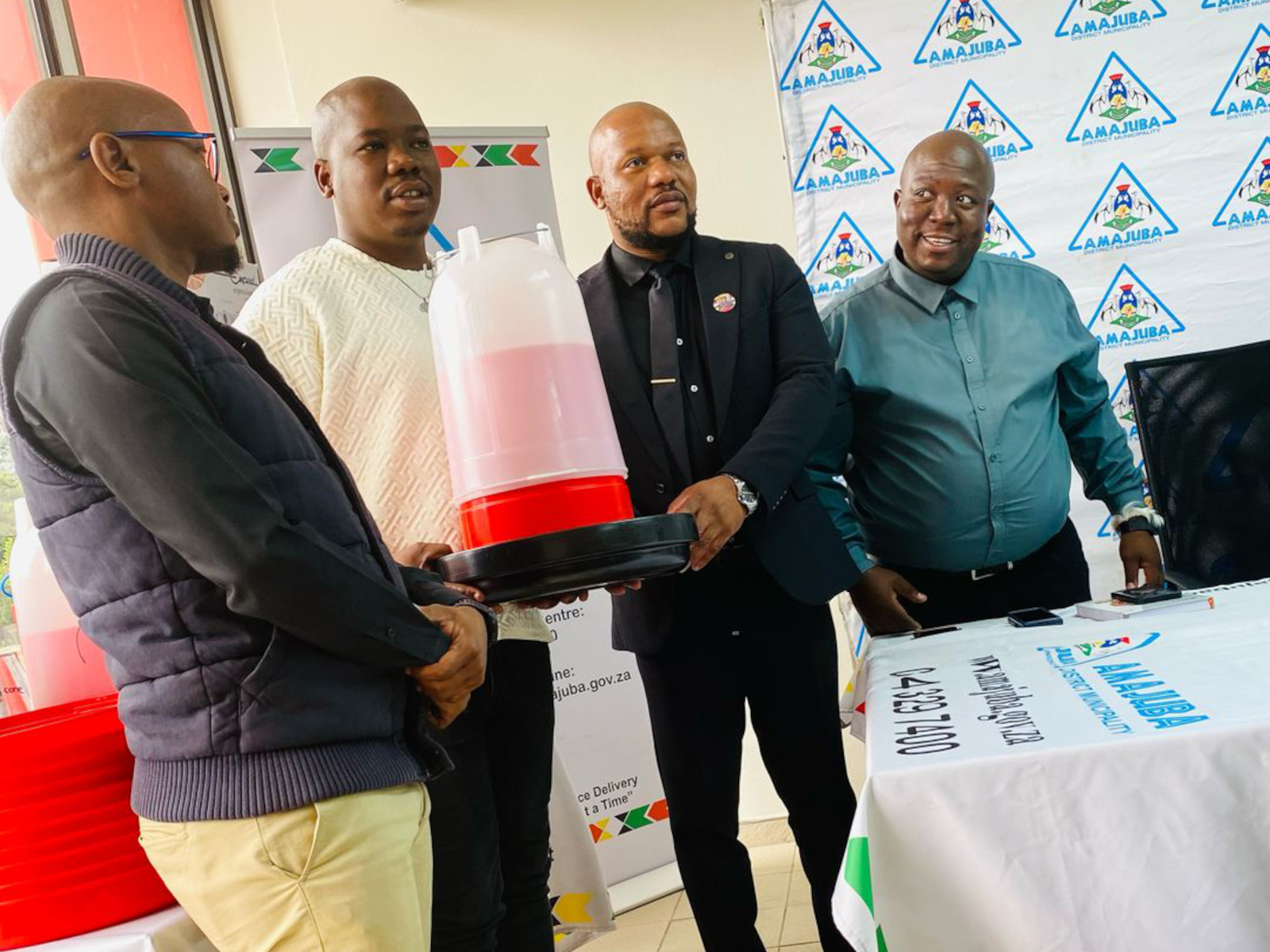 Kuhlomule osomabhizinisi iMeya ebambile igubha izinsuku eziyikhulu ...